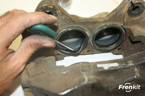 How to dismantle a brake caliper 15